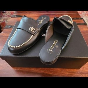 Chanel black and pearl mules size 39
